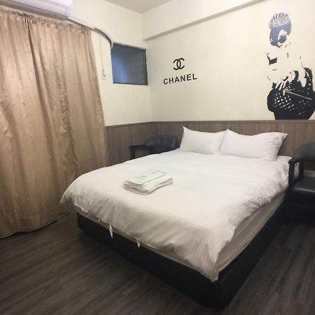 Love Feng Jia Apartment Hotel Тайджун Екстериор снимка