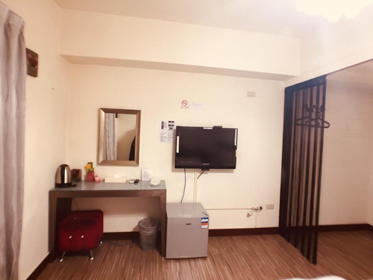 Love Feng Jia Apartment Hotel Тайджун Екстериор снимка