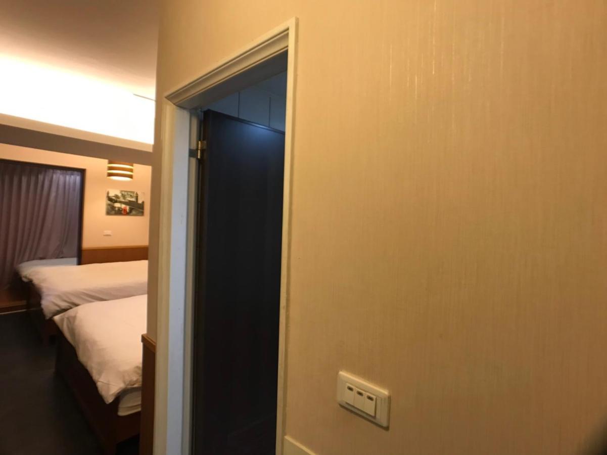 Love Feng Jia Apartment Hotel Тайджун Екстериор снимка